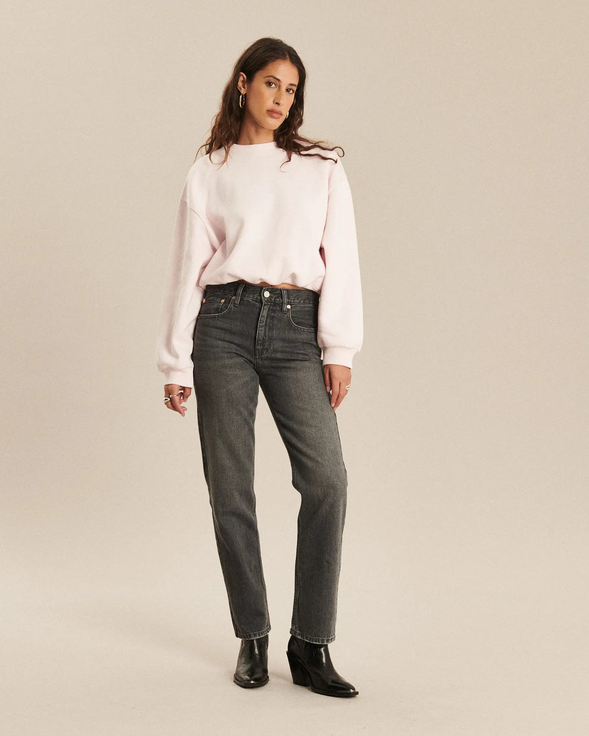 Jean droit en denim gris dusty, en coton, avec une coupe ajustée qui s’adapte à toutes les morphologies pour un style féminin et moderne.