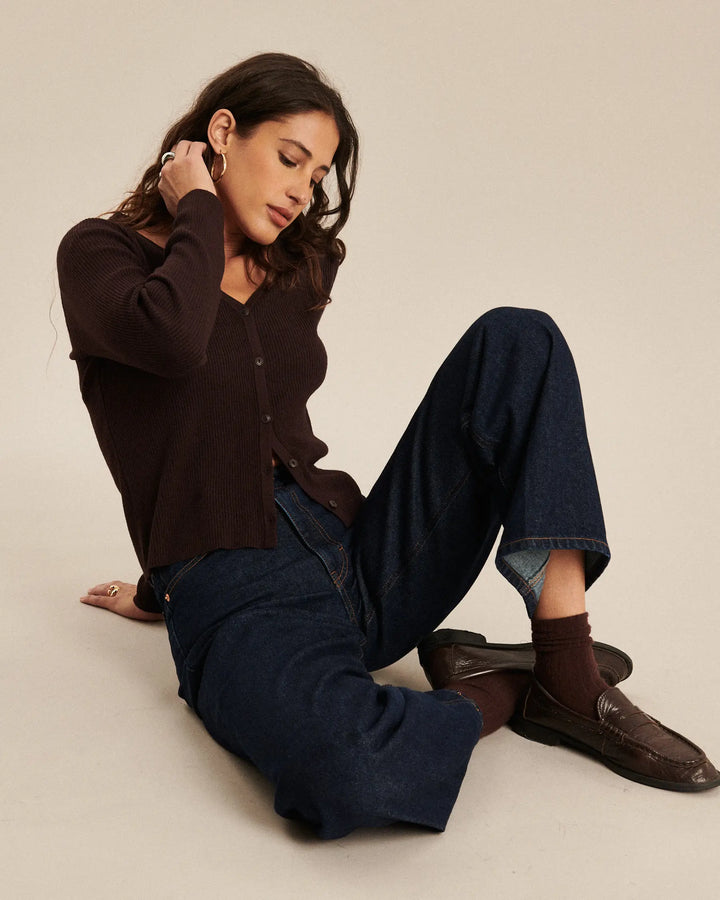 Jean droit large en denim brut bleu foncé 100 % coton, coupe ample confortable adaptée à toutes les morphologies féminines.