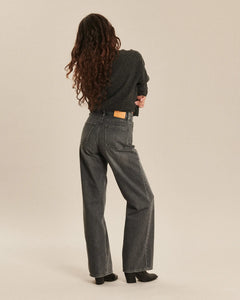 Jean droit en denim gris dusty, coupe longue et ample, conçu en coton, offrant un style décontracté et confortable pour femme.
porté par le mannequin de dos