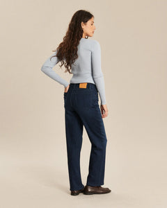 Jean droit en denim bleu foncé avec coupe large, en coton, offrant un confort optimal et une silhouette ajustée qui s’adapte à toutes les morphologies féminines.