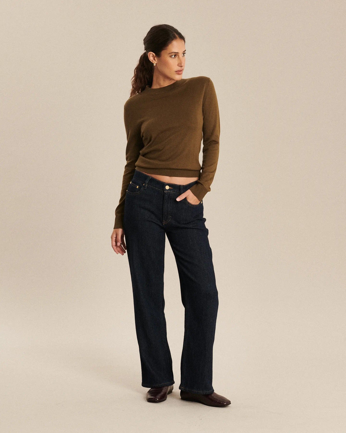 Jean droit en denim bleu foncé avec une coupe large, 100 % coton, offrant un confort idéal et une silhouette élégante qui convient à toutes les morphologies.
