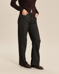 Jean droit large en denim 3D couleur gris foncé, matière en coton confortable, coupe fluide et adaptée à toutes les morphologies féminines.