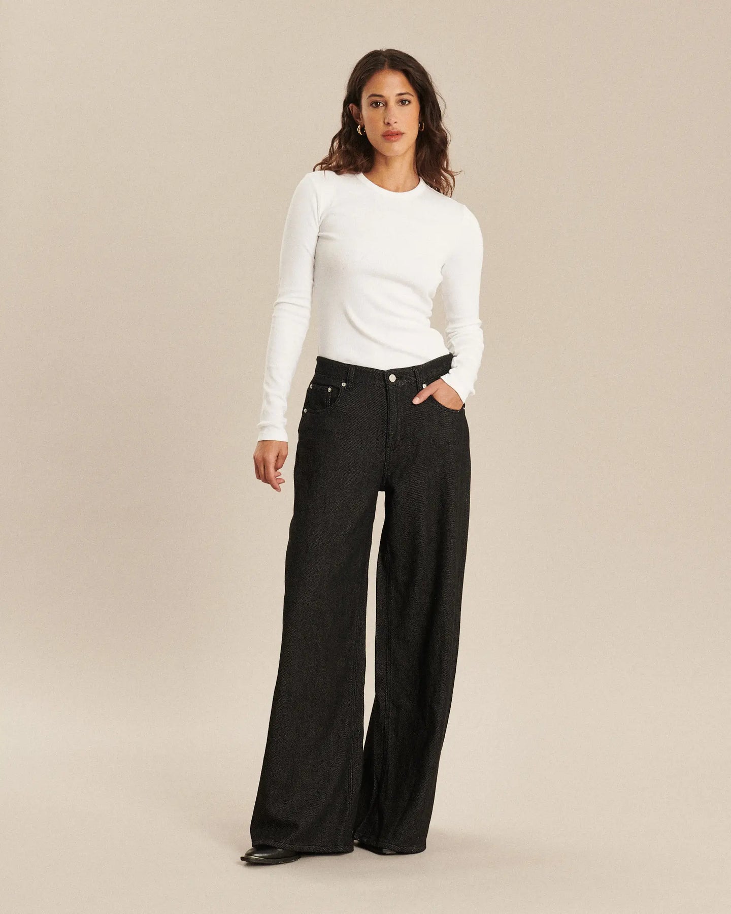 Jean femme en denim gris foncé 3D, coupe large et fluide, matière coton épaisse et confortable adaptée à toutes les morphologies, style casual et élégant.
