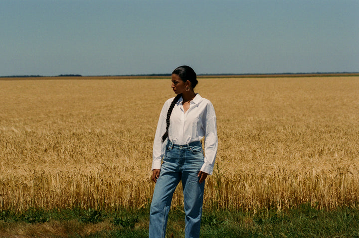Jean droit en denim bleu clair légèrement délavé, en coton, coupe classique ajustée qui s'adapte à toutes les morphologies féminines.