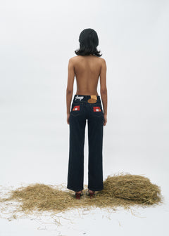 Jean droit en denim bleu foncé 100% coton avec une coupe ajustée aux hanches et une jambe légèrement évasée, adapté à toutes les morphologies féminines.