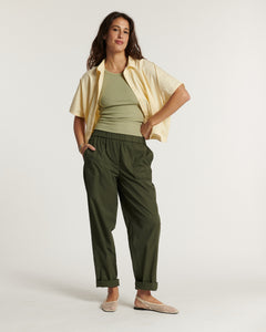 Pantalon femme en popeline kaki léger, coupe droite et confortable avec taille élastique, adapté à toutes les morphologies pour un style décontracté et élégant.
