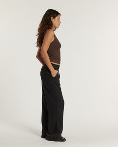 Jean femme marron foncé en tissu tencel, coupe droite ample avec taille élastique, offrant un confort adapté à toutes les morphologies.