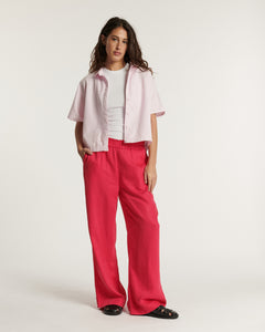 Jean féminin en tencel couleur cerise, coupe large et fluide, matière douce et légère, idéal pour un confort estival tout en élégance.
