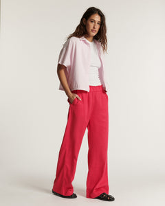 Jean pour femme en tissu tencel rouge cerise, coupe large et fluide avec taille élastiquée, idéal pour un confort léger et une silhouette décontractée.