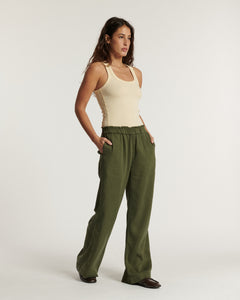 Pantalon fluide en tencel kaki avec taille cintrée élastique, coupe large et confortable, idéal pour un style décontracté et féminin en toute saison.