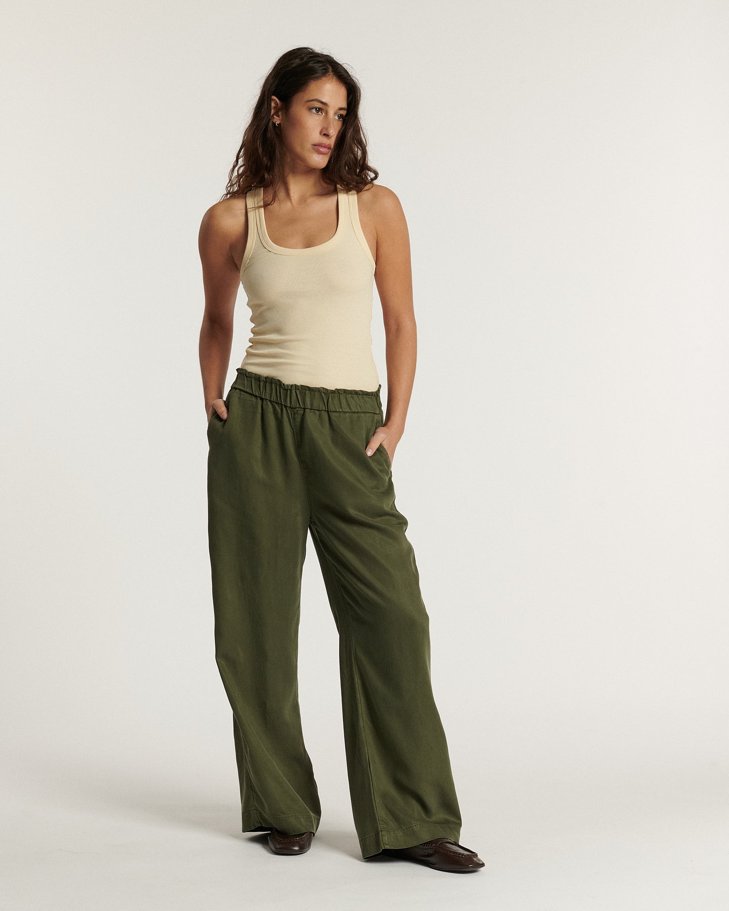 Pantalon fluide en Tencel kaki, coupe large et confortable, taille élastique pour femme, idéal pour un look décontracté et léger.