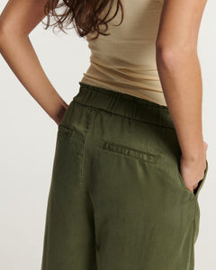 Pantalon femme en tissu Tencel coloris kaki, coupe droite avec taille élastiquée pour un ajustement confortable et fluide.