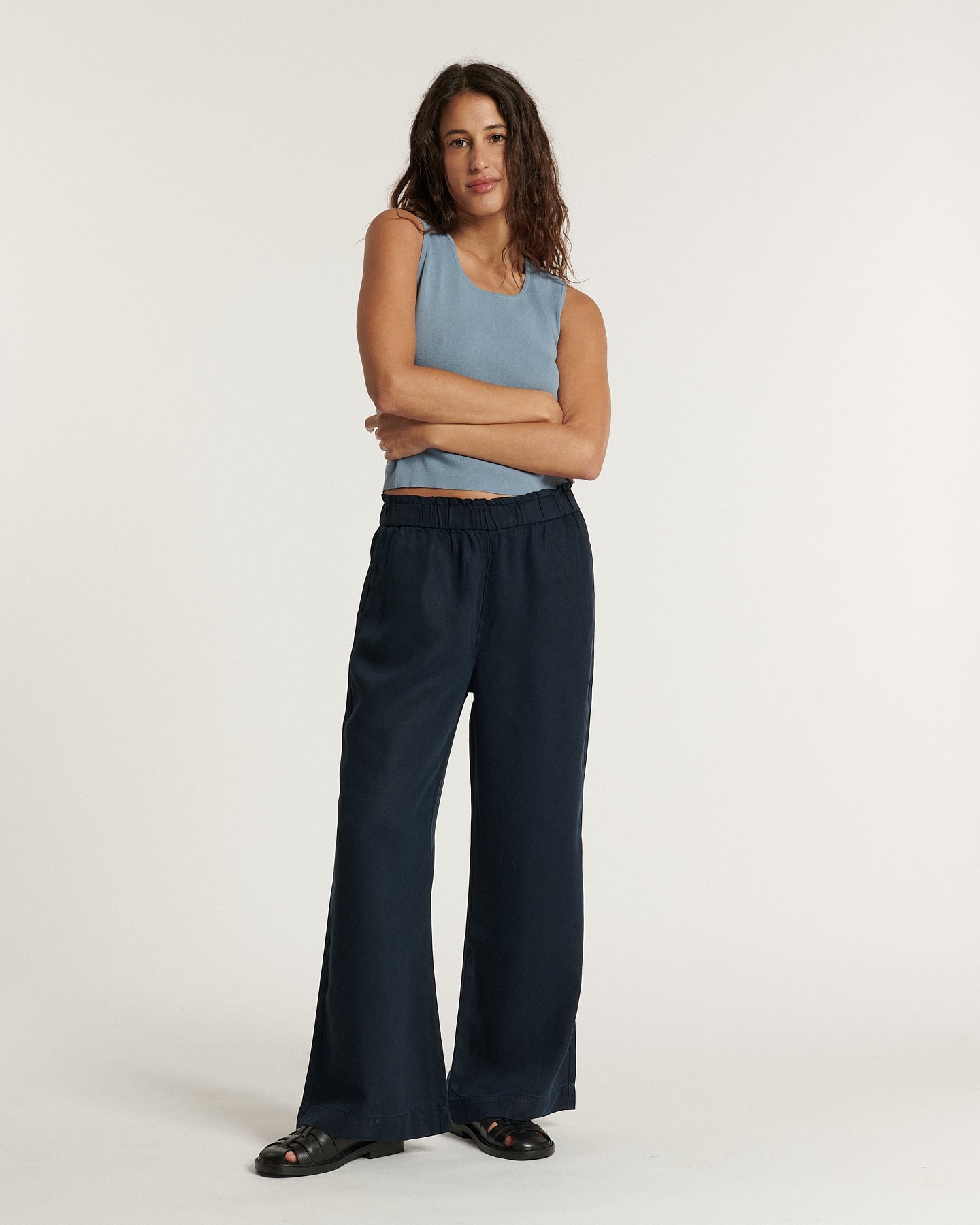 Jean large pour femme en tissu fluide bleu marine avec coupe droite et taille élastiquée, offrant un confort adapté à toutes les morphologies.