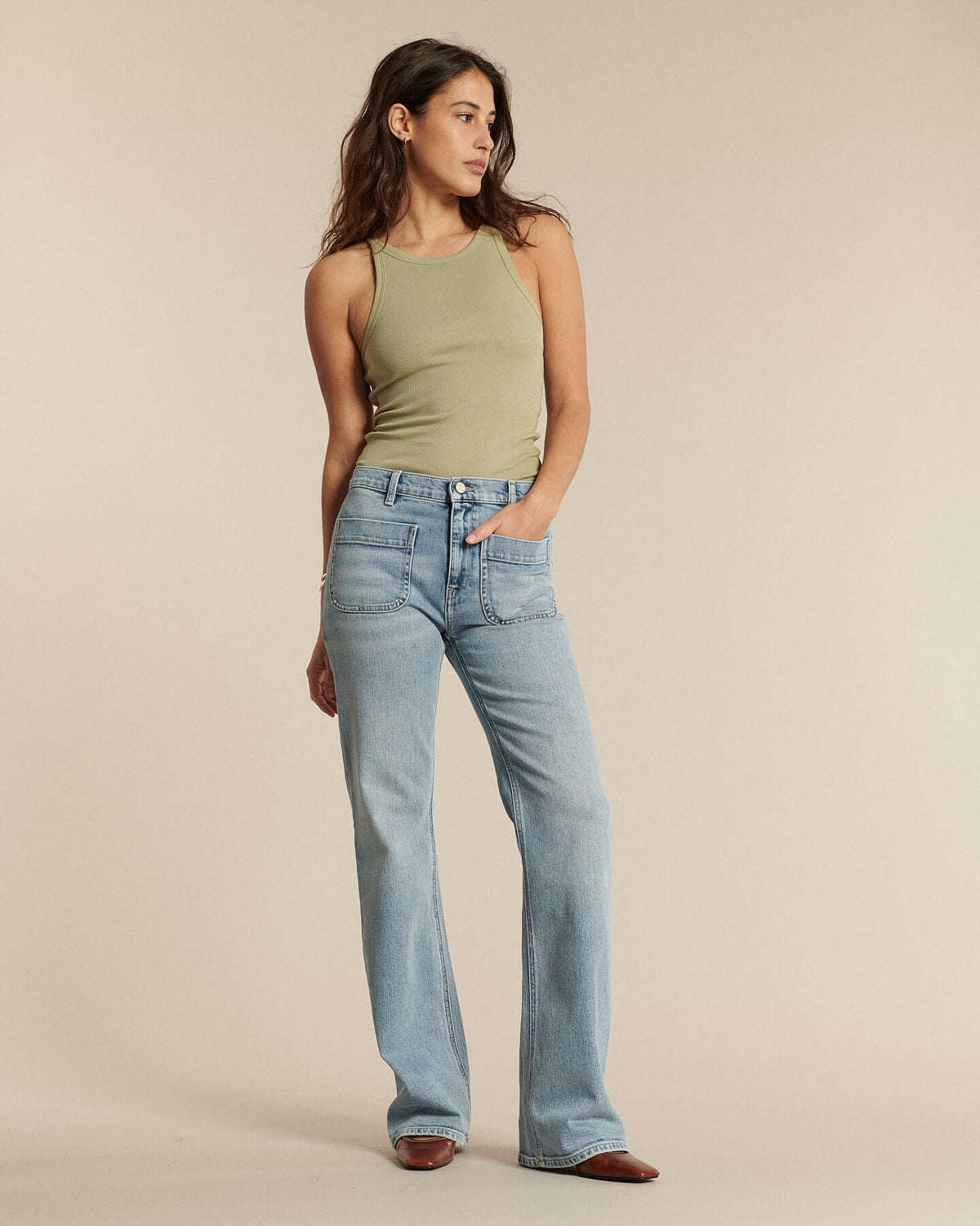 Jean en denim léger bleu clair avec coupe droite et légèrement évasée, matière coton confortable adaptée à toutes les morphologies féminines.