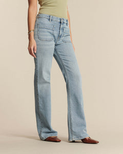 Jean femme en denim léger bleu clair, coupe droite légèrement évasée, matière 100% coton, conçu pour s’adapter à toutes les morphologies.