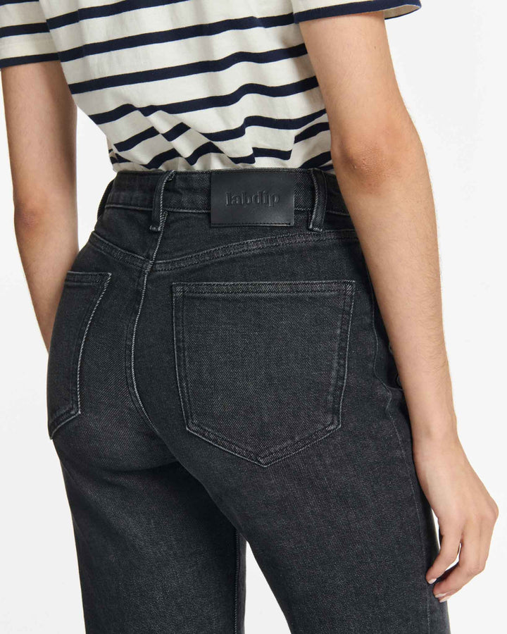 Jean en denim 100% coton de couleur gris foncé avec coupe droite, offrant un ajustement confortable qui met en valeur toutes les morphologies féminines.