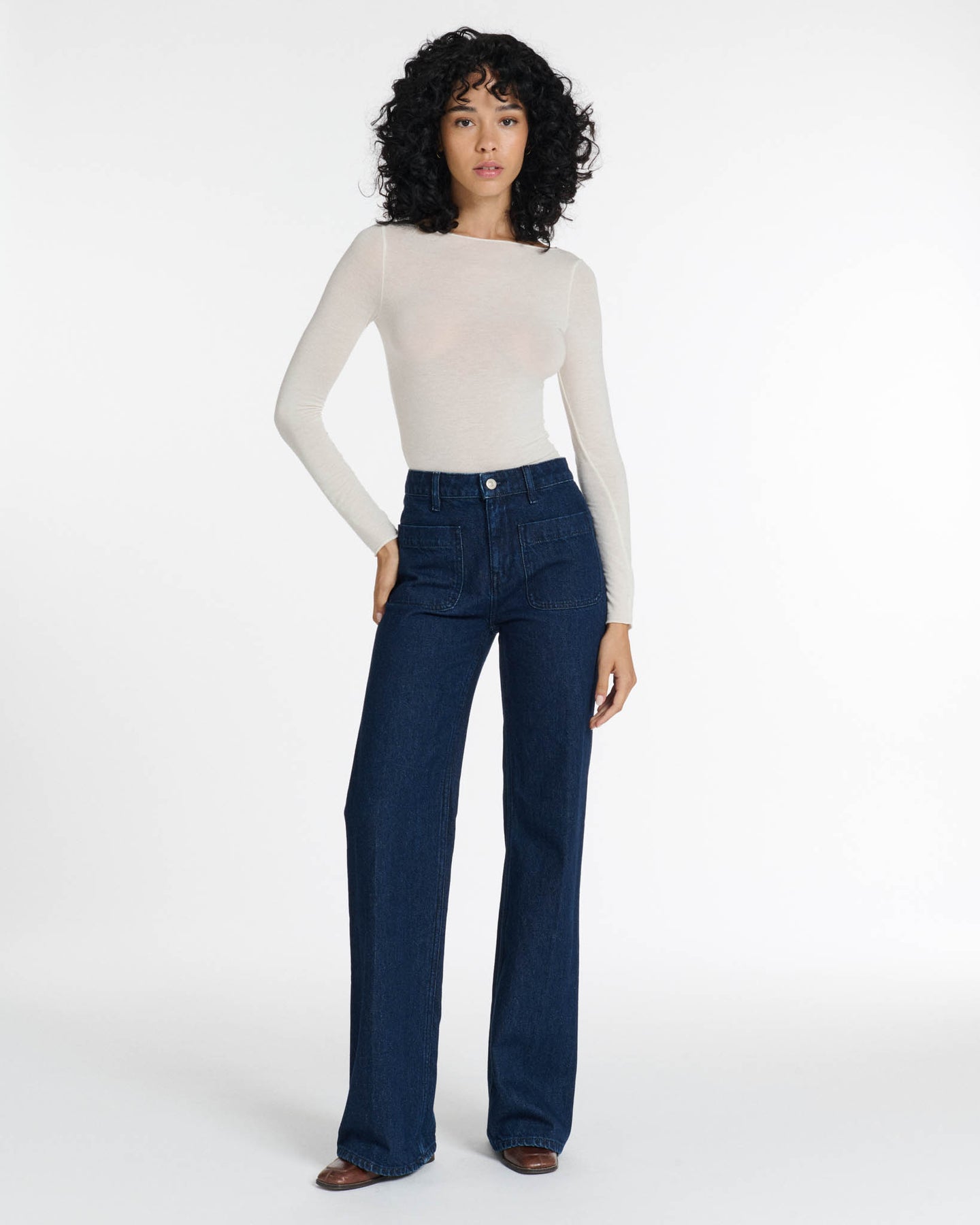 Jean femme en denim brut bleu foncé, coupe droite et taille haute, tissu 100 % coton, adapté à toutes les morphologies pour un style élégant et confortable.