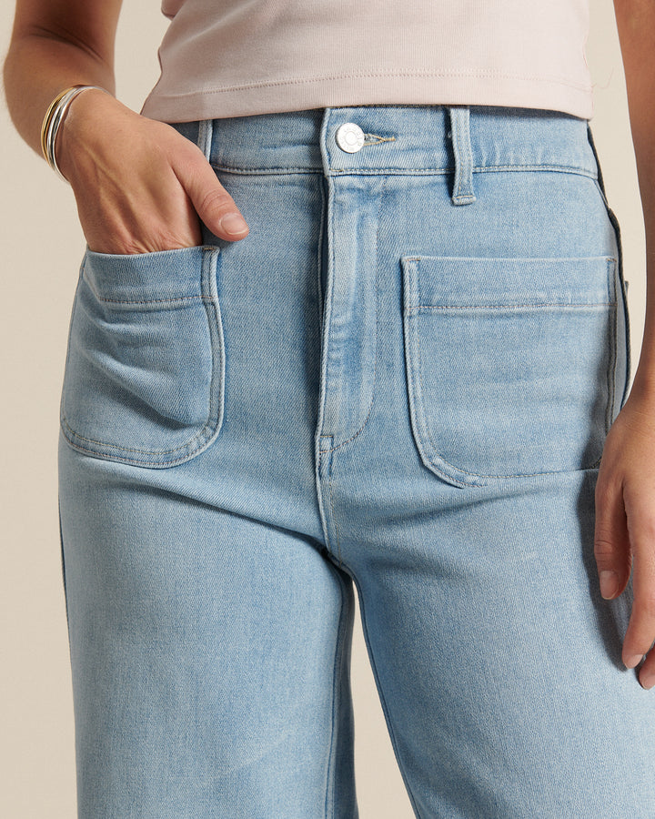 Jean femme en denim bleu clair, coupe droite avec poches plaquées avant, tissu 100% coton offrant un confort adapté à toutes les morphologies.