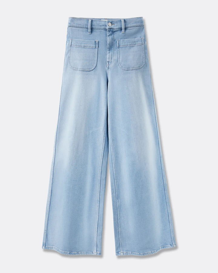Jean flare en denim bleu clair, matière 100% coton avec finition délavée douce, coupe large évasée confortable adaptée à toutes les morphologies féminines.