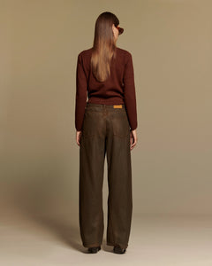 Jean féminin marron en coton 100% avec coupe ballon large, confortable et fluide, idéal pour un look décontracté d'été adapté à toutes les morphologies.
