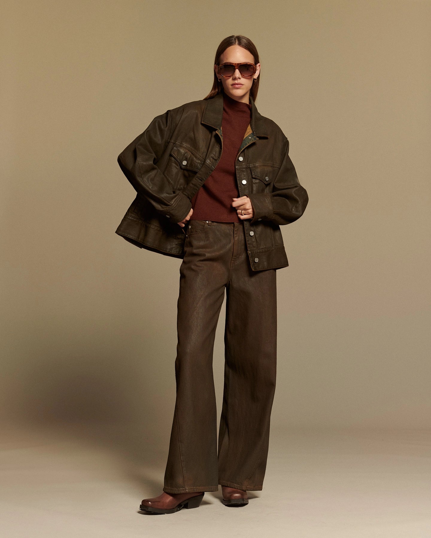 Jean femme marron en denim 100% coton avec coupe large et droite, adapté à toutes les morphologies, parfait pour un style décontracté et élégant.