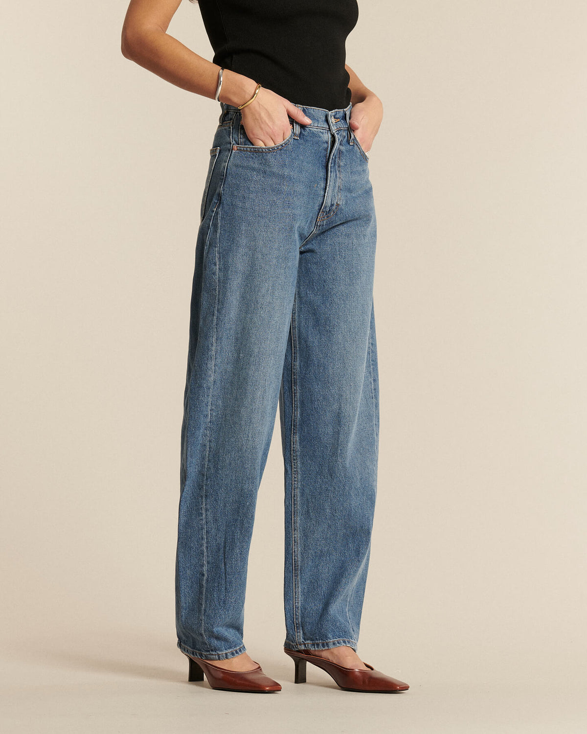 Jean en denim 100 % coton de couleur bleu cendré, coupe barrel, offrant un confort adapté à toutes les morphologies féminines.