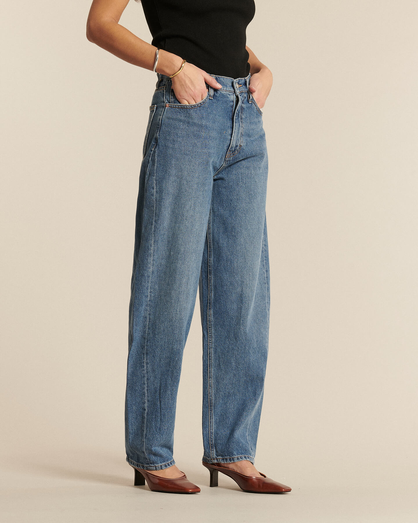 Jean en denim 100 % coton de couleur bleu cendré, coupe barrel, offrant un confort adapté à toutes les morphologies féminines.