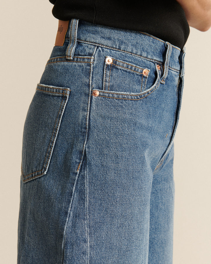 Jean en denim bleu ash, coupe droite avec tissu 100% coton, conçu pour offrir un confort optimal et s'adapter à toutes les morphologies féminines.
