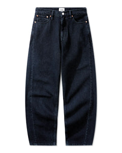 Jean femme en denim 100% coton de couleur bleu foncé, coupe barrel large et confortable, adapté à toutes les morphologies pour un style moderne et décontracté.