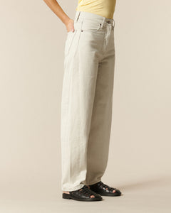Jean denim 100 % coton couleur granit délavé clair, coupe barrel ample, modèle féminin confortable et adapté à toutes les morphologies.
Porté par le mannequin de face
