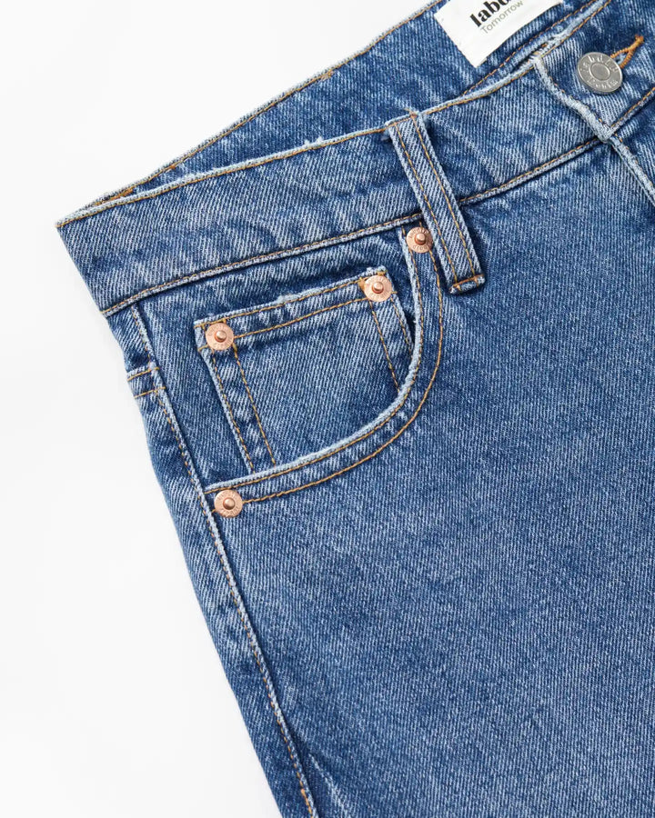 Jean denim bleu ash en coton 100%, coupe droite offrant un ajustement confortable et élégant, idéal pour toutes les morphologies féminines.