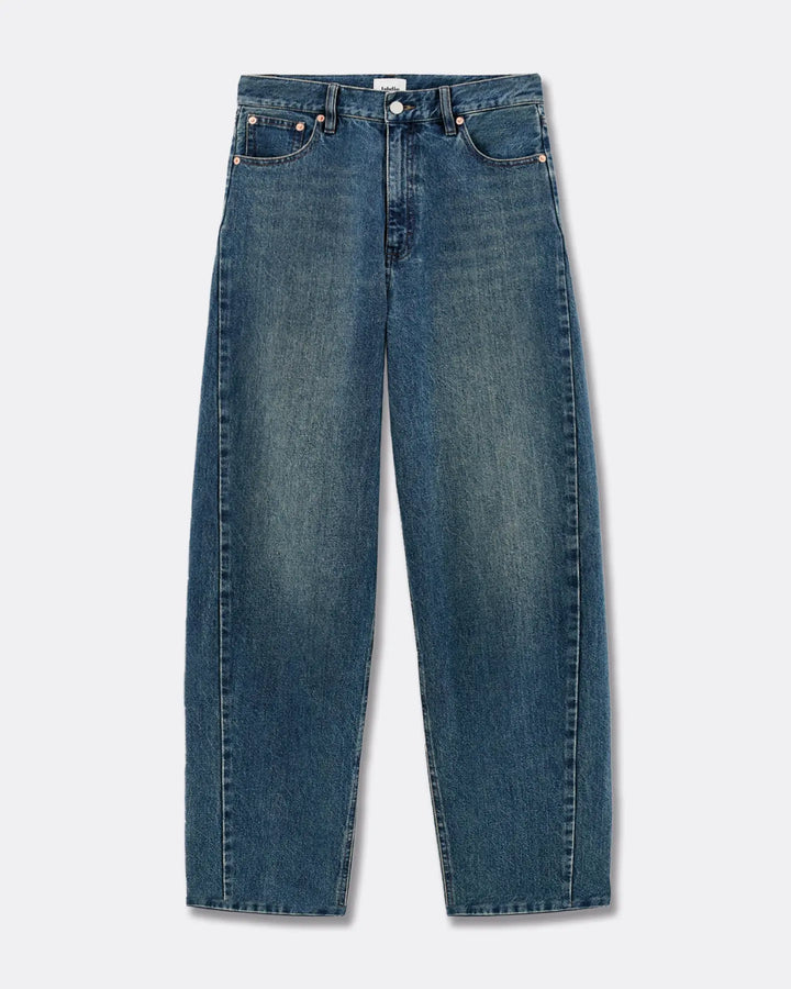 Jean femme en denim 100% coton de couleur indigo foncé avec effet délavé, coupe barrel et confortable adaptée à toutes les morphologies.