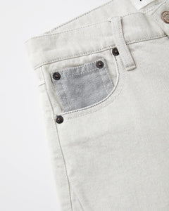 Jean femme en denim 100% coton non teint, couleur granit claire avec poche avant contrastée gris, coupe droite et ajustée pour toutes les morphologies.