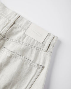 Jean en denim 100 % coton non teint, couleur granit clair, coupe droite avec poche arrière, adapté à toutes les morphologies féminines.