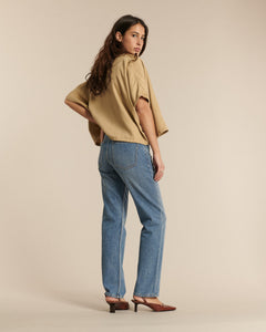 Jean droit en denim stone fade bleu clair, coupe classique, matière 100 % coton, adaptée pour toutes les morphologies féminines.