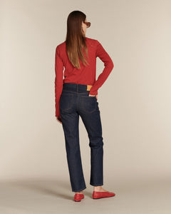 Jean droit en denim bleu foncé 100 % coton avec une coupe ajustée et une taille moyenne, conçu pour s'adapter à toutes les morphologies féminines.