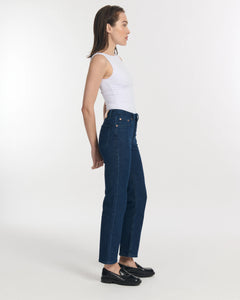 Jean denim brut bleu foncé en coton, coupe droite légèrement ajustée, taille haute, conçu pour s'adapter à toutes les morphologies féminines.