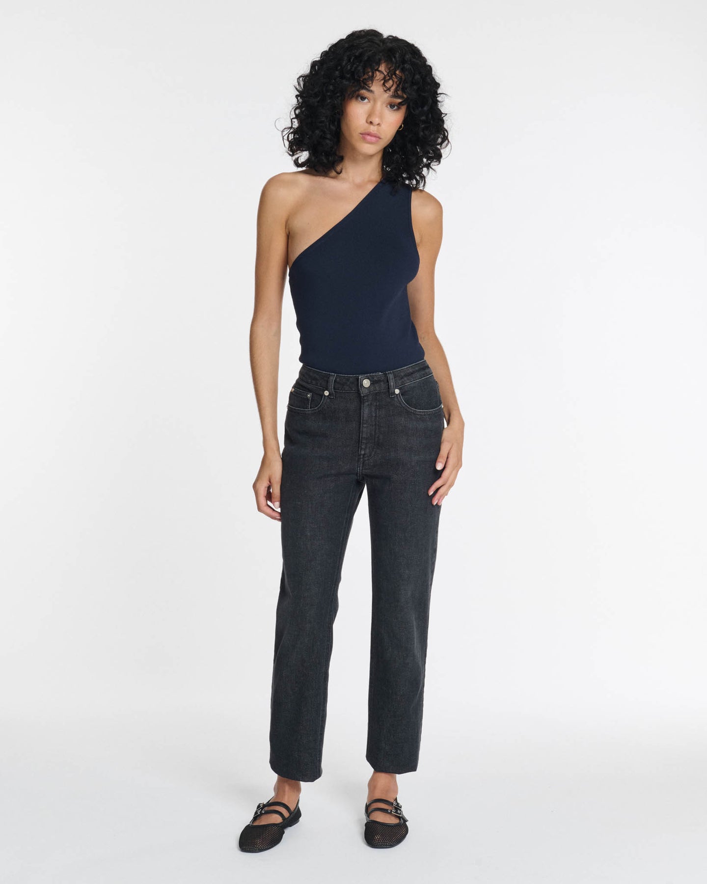 Jean droit en denim gris foncé, 100% coton, avec une coupe ajustée et confortable qui s’adapte à toutes les morphologies féminines.