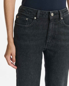 Jean denim 100 % coton de couleur gris foncé avec coupe droite, taille haute et ajustement confortable pour femme.