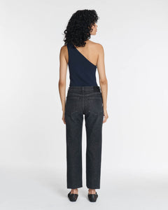 Jean en denim gris foncé coupe droite avec une matière en coton, offrant un ajustement confortable et adapté à toutes les morphologies féminines.
