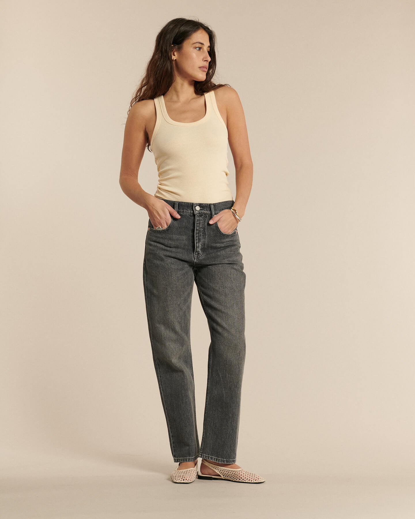 Jean droit en denim 100 % coton de couleur gris dusty, coupe ajustée et confortable qui s’adapte à toutes les morphologies féminines.