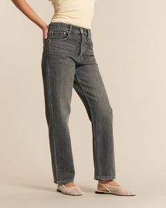 Jean droit en denim gris poussière, coupe ajustée à la taille avec un léger délavé, pour femme cherchant un pantalon en jean confortable et stylé.