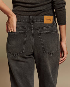 Jean droit en denim 100% coton de couleur charbon avec une coupe confortable et adaptée à toutes les morphologies, signé Labdip.