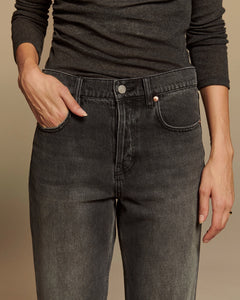 Jean droit en denim noir délavé, coupe taille moyenne, en coton 100 %, offrant une silhouette ajustée et confortable, idéal pour femme, style intemporel et épuré.
