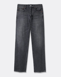 Jean droit en denim gris foncé avec un lavage dusty grey, coupe classique et matière 100 % coton adaptée à toutes les morphologies féminines.
