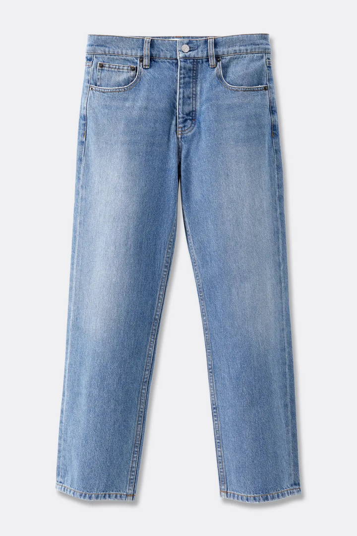 Jean droit pour femme en denim bleu clair délavé, coupe classique ajustée, tissu en coton, conçu pour s’adapter à toutes les morphologies.