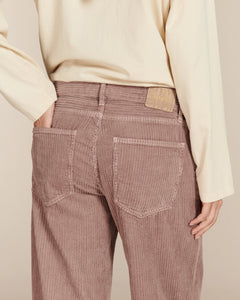 Jean large en velours côtelé rose poudré avec une coupe droite et un tissu doux en coton, adapté à toutes les morphologies féminines.