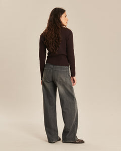 Jean femme en denim gris poussiéreux de coupe droite et ample, matière coton confortable, adapté à toutes les morphologies pour un style décontracté et élégant.