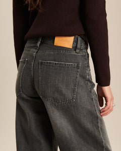 Jean femme en denim gris délavé, coupe droite et légèrement large, matière 100 % coton offrant un fit confortable et adaptable à toutes les morphologies.