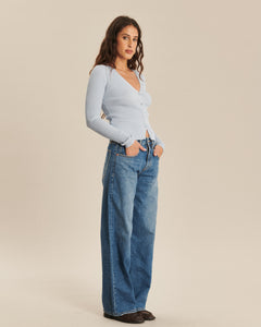 Jean en denim bleu moyen, coupe large et droite, tissu 100% coton, offrant un confort idéal et une silhouette adaptée à toutes les morphologies féminines.
Porté par le mannequin de face